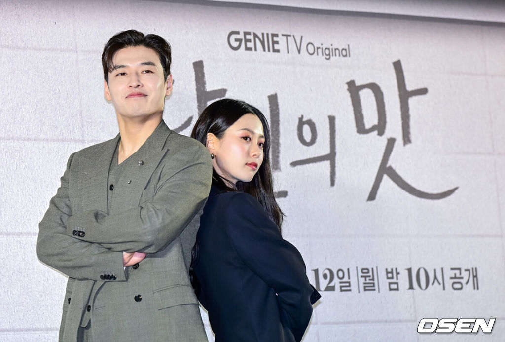8일 오후 서울 상암 스탠포드 호텔 그랜드볼룸에서 지니 TV 오리지널 ‘당신의 맛’ 제작발표회가 열렸다.‘당신의 맛’은 식품 기업을 물려받기 위해 작은 식당을 인수 합병하는 ‘레시피 사냥꾼’이 된 재벌 상속남 한범우(강하늘 분)와 전주에서 간판도 없는 원 테이블 식당을 운영 중인 똥고집 셰프 모연주(고민시 분)의 전쟁 같은 키친 타카 성장 로맨스다.배우 강하늘, 고민시가 포즈를 취하고 있다. 2025.05.08 /jpnews@osen.co.kr