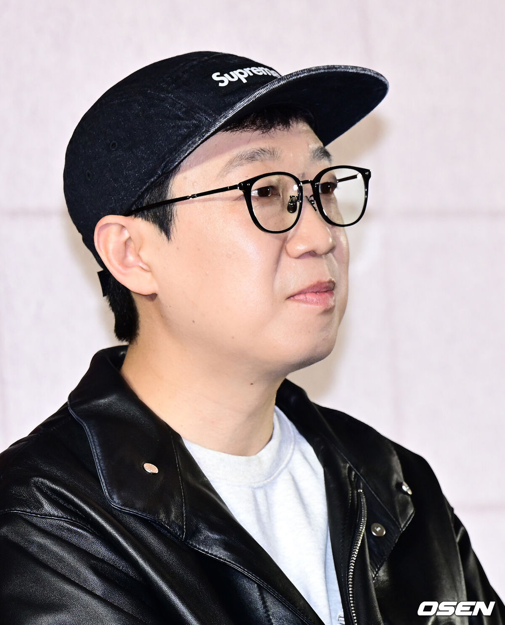 8일 오후 서울 상암 스탠포드 호텔 그랜드볼룸에서 지니 TV 오리지널 ‘당신의 맛’ 제작발표회가 열렸다.‘당신의 맛’은 식품 기업을 물려받기 위해 작은 식당을 인수 합병하는 ‘레시피 사냥꾼’이 된 재벌 상속남 한범우(강하늘 분)와 전주에서 간판도 없는 원 테이블 식당을 운영 중인 똥고집 셰프 모연주(고민시 분)의 전쟁 같은 키친 타카 성장 로맨스다.한준희 크리에이터가 기자간담회를 하고 있다. 2025.05.08 /jpnews@osen.co.kr