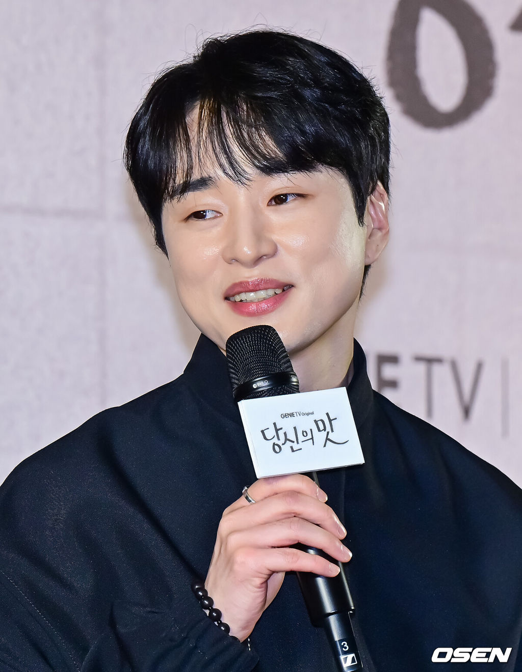 8일 오후 서울 상암 스탠포드 호텔 그랜드볼룸에서 지니 TV 오리지널 ‘당신의 맛’ 제작발표회가 열렸다.‘당신의 맛’은 식품 기업을 물려받기 위해 작은 식당을 인수 합병하는 ‘레시피 사냥꾼’이 된 재벌 상속남 한범우(강하늘 분)와 전주에서 간판도 없는 원 테이블 식당을 운영 중인 똥고집 셰프 모연주(고민시 분)의 전쟁 같은 키친 타카 성장 로맨스다.박단희 감독이 기자간담회를 하고 있다. 2025.05.08 /jpnews@osen.co.kr