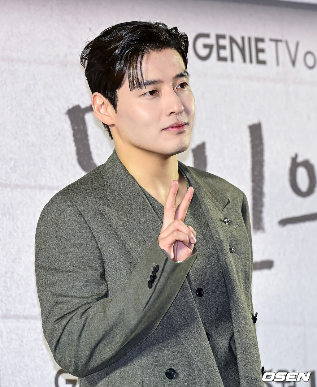 8일 오후 서울 상암 스탠포드 호텔 그랜드볼룸에서 지니 TV 오리지널 ‘당신의 맛’ 제작발표회가 열렸다.‘당신의 맛’은 식품 기업을 물려받기 위해 작은 식당을 인수 합병하는 ‘레시피 사냥꾼’이 된 재벌 상속남 한범우(강하늘 분)와 전주에서 간판도 없는 원 테이블 식당을 운영 중인 똥고집 셰프 모연주(고민시 분)의 전쟁 같은 키친 타카 성장 로맨스다.배우 강하늘이 포토타임을 하고 있다. 2025.05.08 /jpnews@osen.co.kr