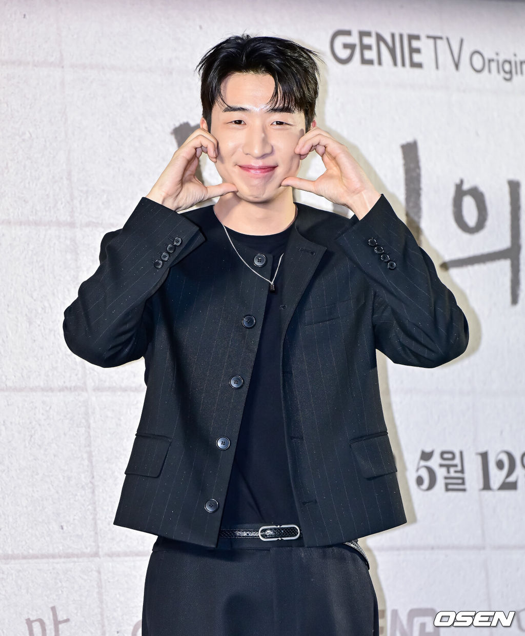 8일 오후 서울 상암 스탠포드 호텔 그랜드볼룸에서 지니 TV 오리지널 ‘당신의 맛’ 제작발표회가 열렸다.‘당신의 맛’은 식품 기업을 물려받기 위해 작은 식당을 인수 합병하는 ‘레시피 사냥꾼’이 된 재벌 상속남 한범우(강하늘 분)와 전주에서 간판도 없는 원 테이블 식당을 운영 중인 똥고집 셰프 모연주(고민시 분)의 전쟁 같은 키친 타카 성장 로맨스다.배우 유수빈이 포즈를 취하고 있다. 2025.05.08 /jpnews@osen.co.kr