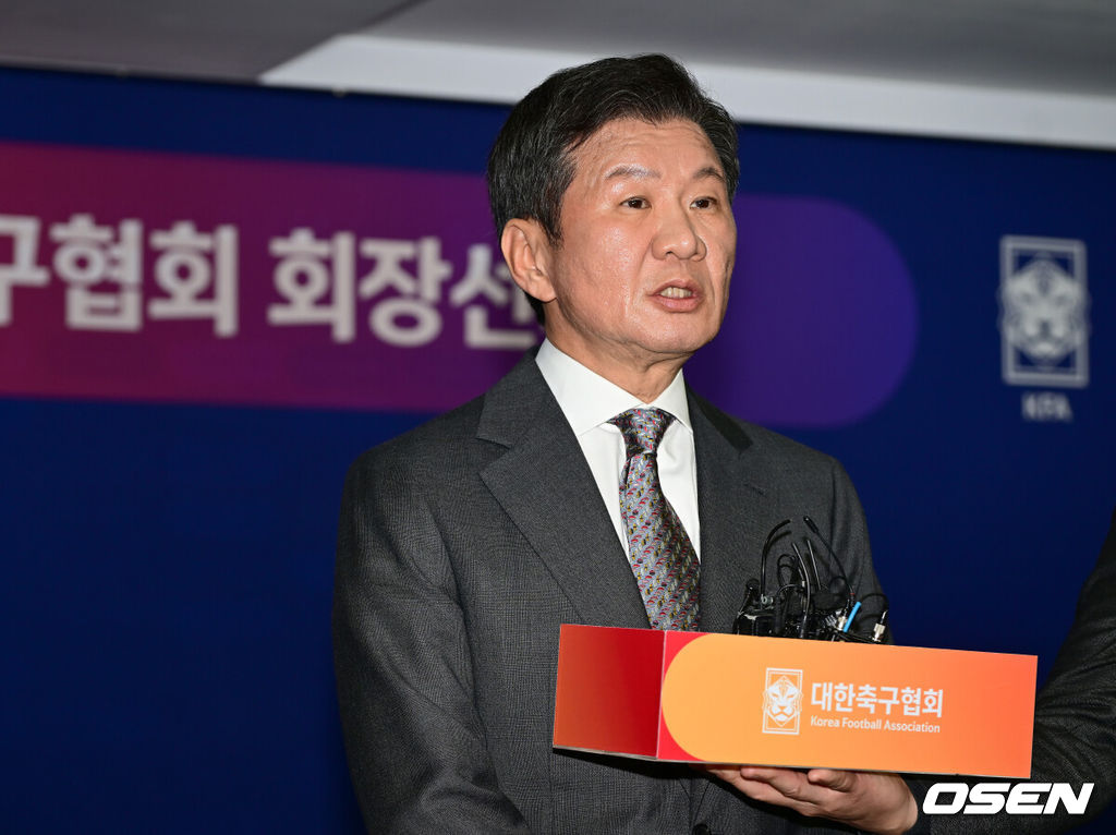 제55대 대한축구협회 회장 선거에 출마한 정몽규 후보가 4연임에 성공했다. 제 55대 대한축구협회 회장 선거가 26일 서울 종로구 신문로 축구회관 2층에서 열렸다. 이날 정몽규 후보는 선거인단 192명 중 183명이 투표한 가운데 156표의 압도적인 지지를 받아 당선이 확정됐다. 정몽규 회장이 취재진의 질문에 대답하고 있다. 