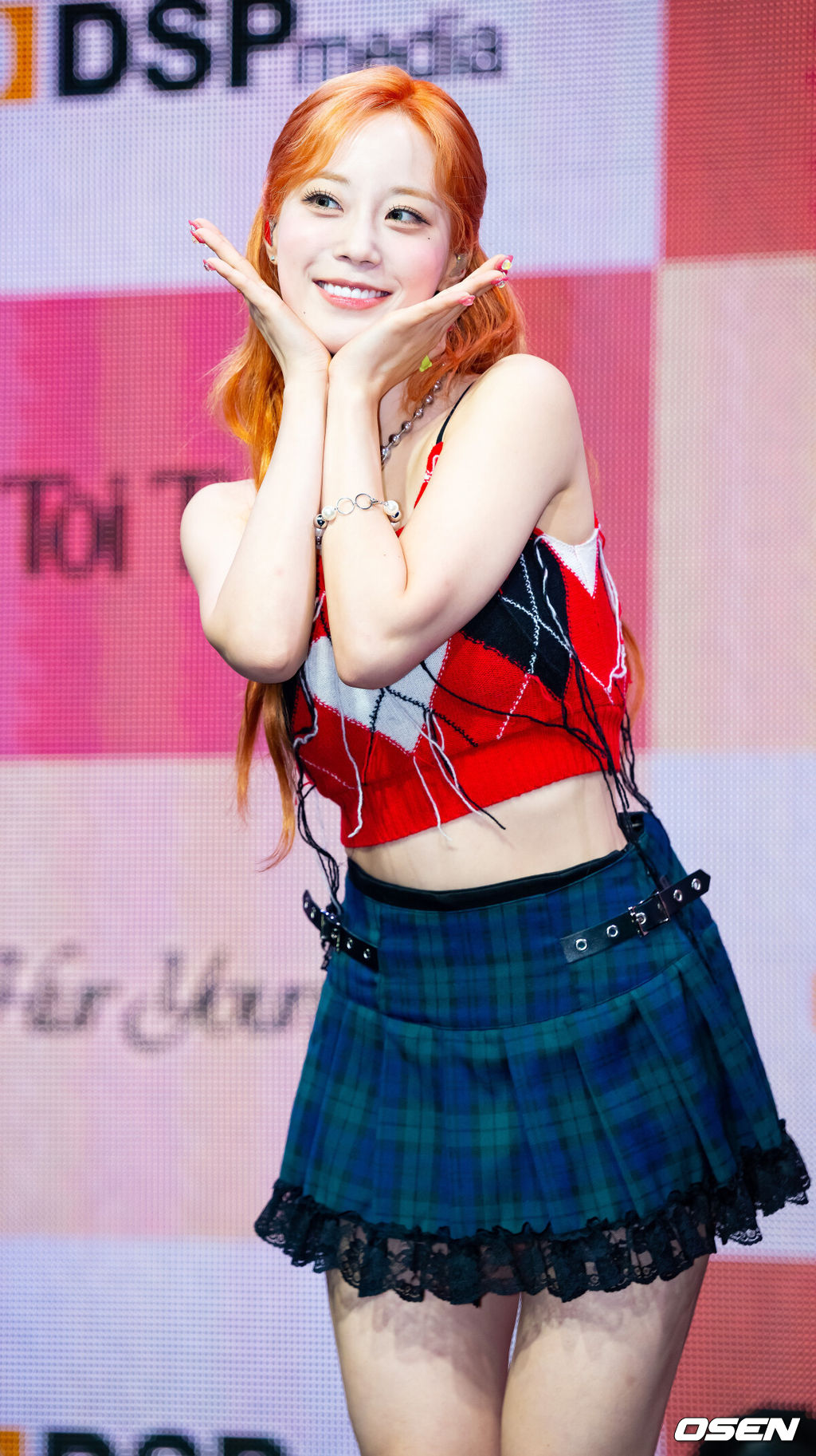 12일 오후 서울 마포구 신한pLay 스퀘어 라이브홀에서 카라 허영지 솔로 데뷔 싱글 1집 'Toi Toi Toi' 미디어 쇼케이스가 열렸다.가수 허영지가 무대 위에서 포토타임을 갖고 있다. 2023.09.12 /rumi@osen.co.kr