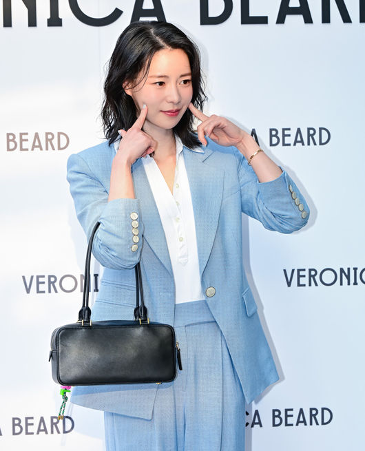 4일 오후 서울 청담동의 한 매장에서 아메리칸 레디 투 웨어 포토콜 행사가 열렸다.<br /><br />이날 배우 임지연, 안소희, 하영, 모델 신현지가 참석헸다.<br /><br />배우 임지연이 포토타임을 하고 있다. 2025.04.04 / jpnews@osen.co.kr