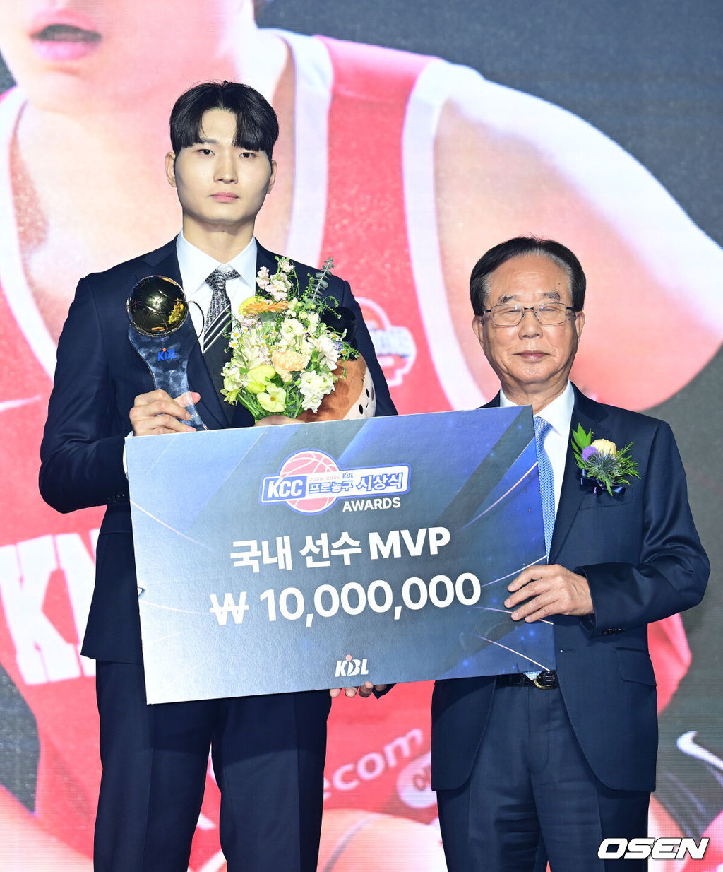 9일 오후 서울 강남구 그랜드 인터컨티넨탈 서울 파르나스 그랜드볼룸에서 '2024-2025 KCC 프로농구 시상식' 행사가 열렸다. 시상식에서는 정규 시즌 최고의 활약을 펼친 MVP, 신인왕, 베스트 5 등 주요 선수들에게 수상이 전해진다. SK 안영준이 국내 선수 MVP를 수상한 뒤 기뻐하고 있다. 2025.04.09 / ksl0919@osen.co.kr  