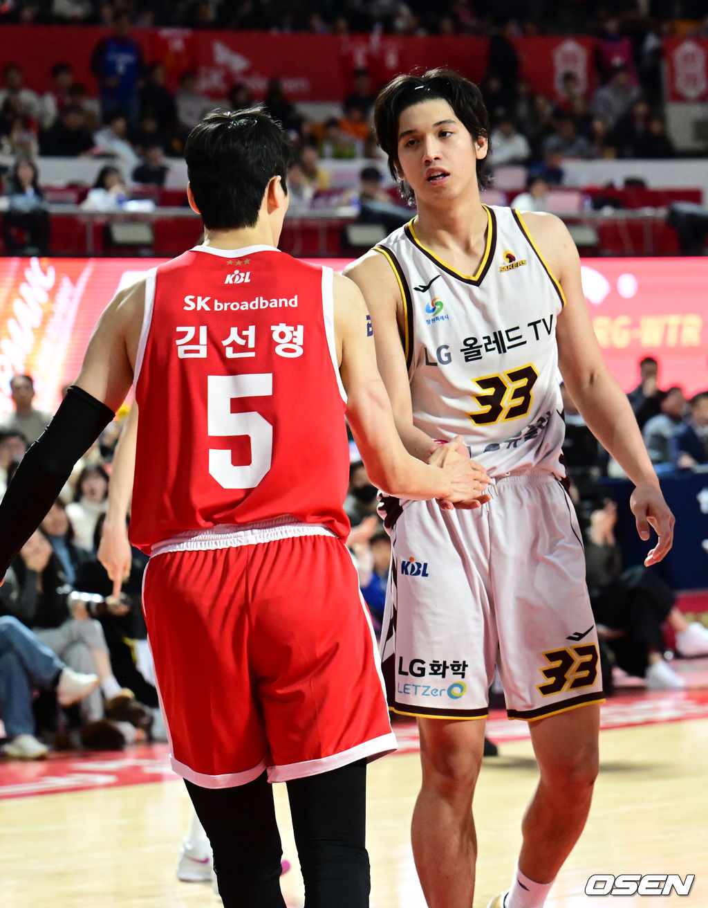 3일 오후 서울 송파구 잠실학생체육관에서 ‘2024-2025 KCC 프로농구’ 서울 SK와 창원 LG의 경기가 열렸다.오늘 경기는 서울 SK가 창원 LG를 상대로 78-70으로 승리를 거뒀다.4쿼터 SK 김선형, LG 타마요가 이야기를 나누고 있다. 2024.02.03 / ksl0919@osen.co.kr
