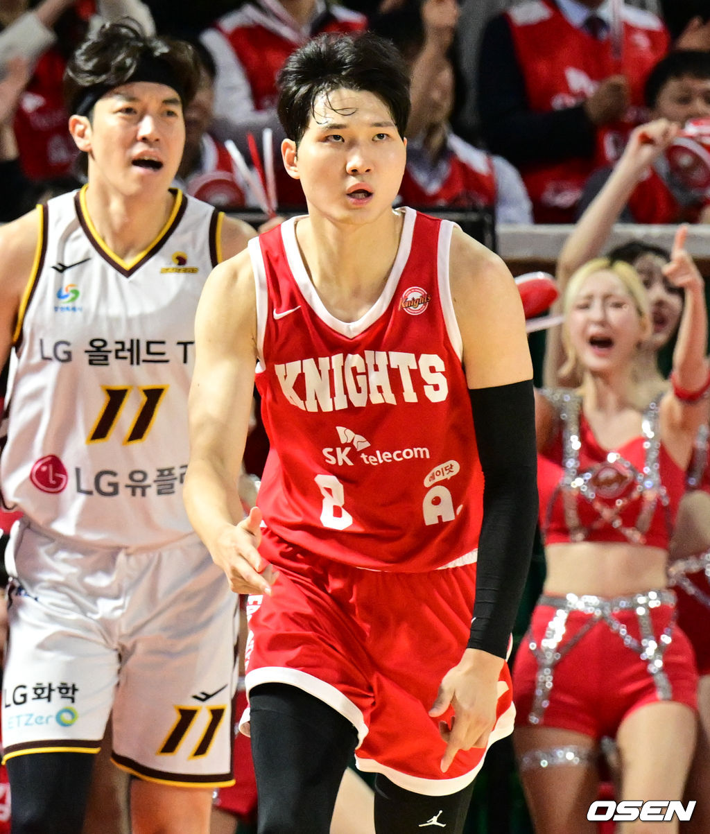 12일 오후 서울 송파구 잠실학생체육관에서 ‘2024-2025 KCC 프로농구’ 서울 SK와 창원 LG의 경기가 열렸다.홈팀 SK는 31승 7패로 리그 선두를, 어웨이팀 LG는 23승 14패로 3위를 기록하고 있다.2쿼터 SK 안영준이 3점슛 세리머니를 하고 있다. 2025.02.12 /cej@osen.co.kr