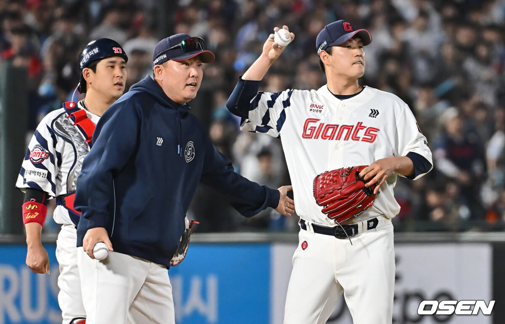 2일 부산 사직야구장에서 2025 신한 SOL 뱅크 KBO 리그 롯데 자이언츠와 NC 다이노스의 경기가 열렸다. 홈팀 롯데는 나균안, 방문팀 NC는 최성영이 선발 출전했다.롯데 자이언츠 선발 투수 나균안이 7회초 1사 1,2루 교체되고 있다. 2025.05.02 / foto0307@osen.co.kr