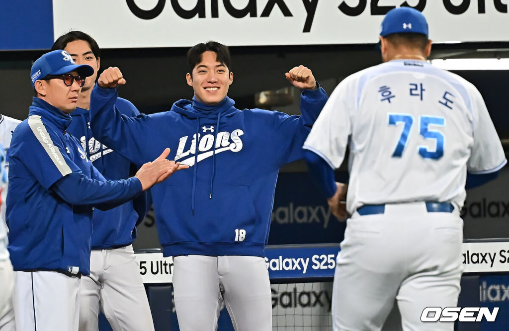 26일 대구삼성라이온즈파크에서 2025 신한 SOL 뱅크 KBO 리그 삼성 라이온즈와 NC 다이노스의 경기가 열렸다. 홈팀 삼성은 후라도가, 방문팀 NC는 이용찬이 선발 출전했다. 삼성 라이온즈 선발 투수 후라도가 7회초 수비를 마치고 원태인의 응원을 받고 있다. 2025.04.26 / foto0307@osen.co.kr