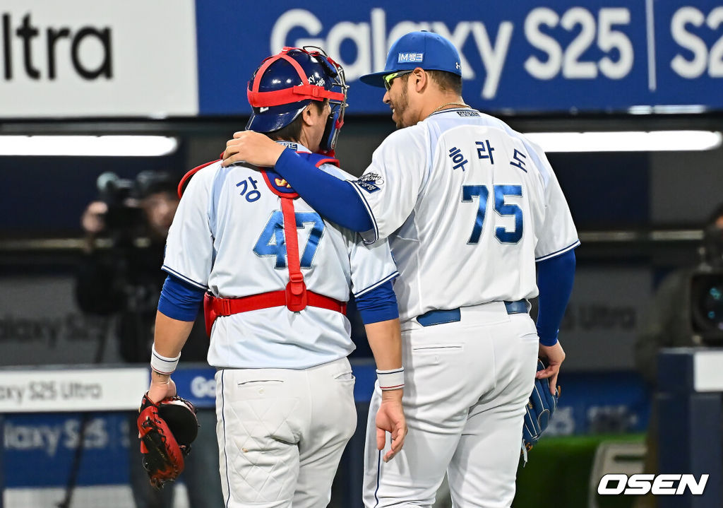 26일 대구삼성라이온즈파크에서 2025 신한 SOL 뱅크 KBO 리그 삼성 라이온즈와 NC 다이노스의 경기가 열렸다. 홈팀 삼성은 후라도가, 방문팀 NC는 이용찬이 선발 출전했다. 삼성 라이온즈 선발 투수 후라도가 7회초 수비를 마치고 강민호와 어깨동무를 하고 있다. 2025.04.26 / foto0307@osen.co.kr
