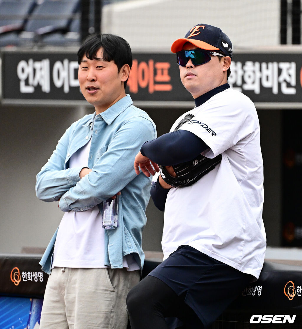 12일 오후 대전 한화생명볼파크에서 2025 신한 SOL Bank KBO리그 한화 이글스와 키움 히어로즈의 경기가 열렸다.이날 한화는 엄상백, 키움은 정현우를 선발로 내세웠다.경기에 앞서 윤석민 해설위원과 한화 류현진이 이야기를 나누고 있다. 2025.04.12 / jpnews@osen.co.kr
