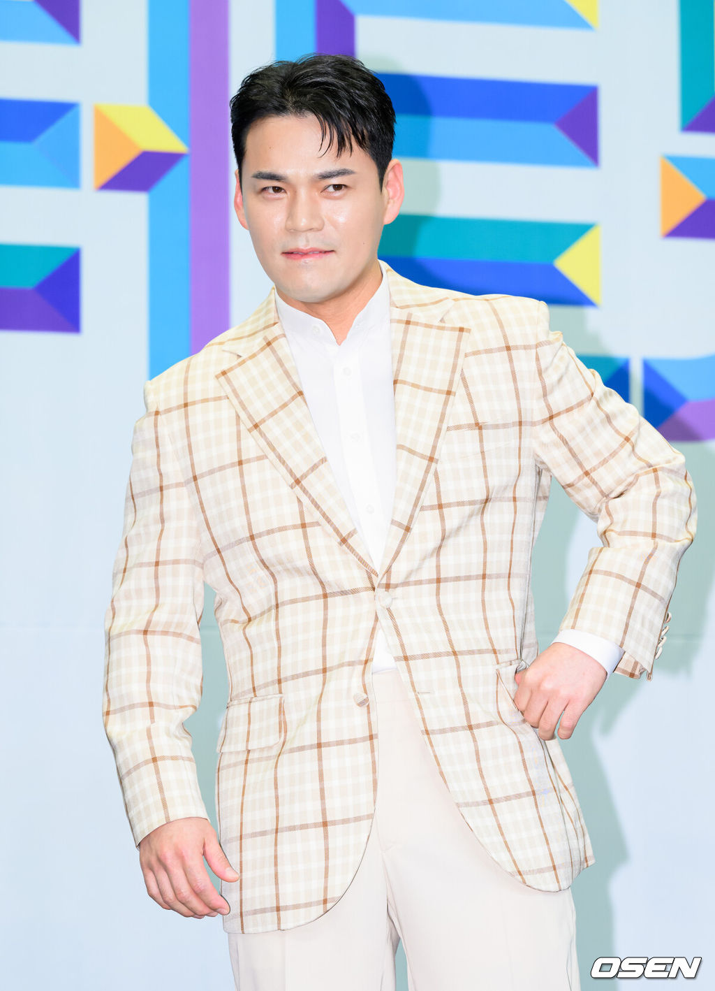 24일 스탠포드호텔 서울에서 TV조선 ‘미스터트롯3’ TOP7 기자간담회가 열렸다.'미스터트롯3'은 지난해 12월 19일부터 올해 3월 13일까지 방영됐다. 마지막화 시청률 19.1%를 기록하며 성황리에 종영했다. TOP7의 첫 공식 활동인 '미스터트롯3 갈라쇼' 1회는 시청률 9.7%로 지상파, 종편, 케이블 포함 동시간대 시청률 1위를 기록했다.미스터트롯3 TOP7 천록담이 포토타임을 가지고 있다. 2025.03.24 / sunday@osen.co.kr