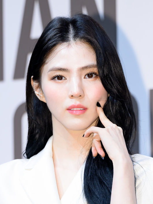 18일 오후 서울 ​​동대문디자인플라자 아트홀에서 Christian Dior: Designer of Dreams 전시 포토콜 행사가 열렸다.이날 행사에는 블랙핑크 지수, 한소희, 김연아, 조이현, 김민주, 노정의 ,MEOVV 나린, 세븐틴 민규, 남주혁, 로몬, TXT, 기은세, 박희정, 배윤영, 아이린 킴, 차준환, 장성우, 홍태준 참석해 자리를 빛냈다. 배우 한소희가 포토타임을 가지고 있다. 2025.04.18 /sunday@osen.co.kr