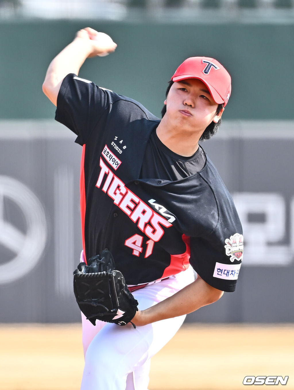 9일 부산 사직야구장에서 2025 신한 SOL 뱅크 KBO 리그 롯데 자이언츠와 KIA 타이거즈의 시범경기가 열렸다. 홈팀 롯데는 반즈가 선발로 출전하고, 방문팀 KIA는 윤영철이 선발로 출전했다.KIA 타이거즈 황동하가 역투하고 있다. 2025.03.09 / foto0307@osen.co.kr