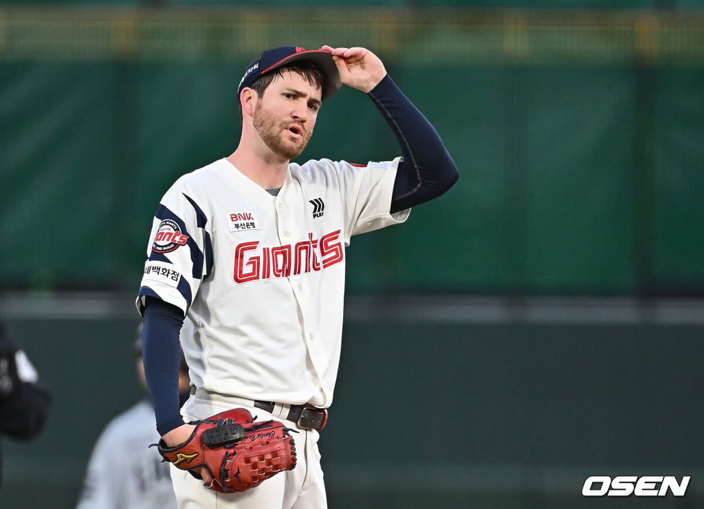 23일 부산 사직야구장에서 2025 신한 SOL 뱅크 KBO 리그 롯데 자이언츠와 한화 이글스의 경기가 열렸다. 홈팀 롯데는 반즈, 방문팀 한화는 와이스가 선발 출전했다.롯데 자이언츠 선발 투수 반즈가 득점이 늘어나자 아쉬워하고 있다. 2025.04.23 / foto0307@osen.co.kr
