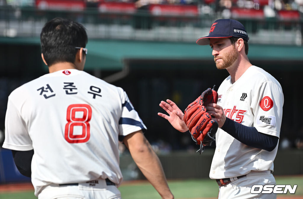 4일 부산 사직야구장에서 2025 신한 SOL 뱅크 KBO 리그 롯데 자이언츠와 NC 다이노스의 경기가 열렸다. 홈팀 롯데는 반즈, 방문팀 NC는 김녹원이 선발 출전했다.롯데 자이언츠 선발 투수 반즈가 6회초 교체되고 있다. 2025.05.04 / foto0307@osen.co.kr