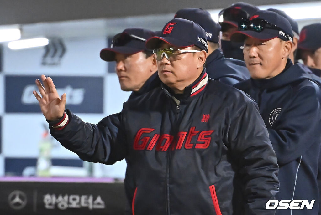 7일 부산 사직야구장에서 2025 신한 SOL 뱅크 KBO 리그 롯데 자이언츠와 SSG 랜더스의 경기가 열렸다. 홈팀 롯데는 데이비슨, 방문팀 SSG는 송영진이 선발 출전했다.롯데 자이언츠 김태형 감독이 SSG 랜더스에 6-2로 승리한 후 하이파이브를 하고 있다. 2025.05.07 /