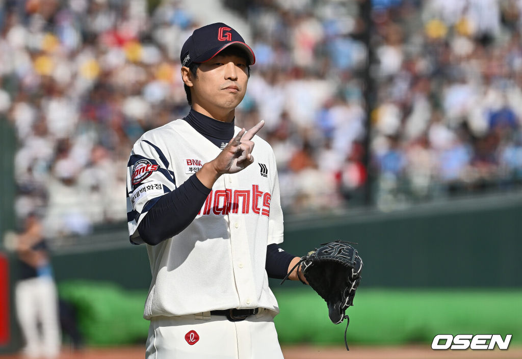 4일 부산 사직야구장에서 2025 신한 SOL 뱅크 KBO 리그 롯데 자이언츠와 NC 다이노스의 경기가 열렸다. 홈팀 롯데는 반즈, 방문팀 NC는 김녹원이 선발 출전했다.롯데 자이언츠 구승민이 6회초 1사 3루 NC 다이노스 박민우를 1루수 땅볼로 잡고 투아웃 표시를 하고 있다. 2025.05.04 / foto0307@osen.co.kr