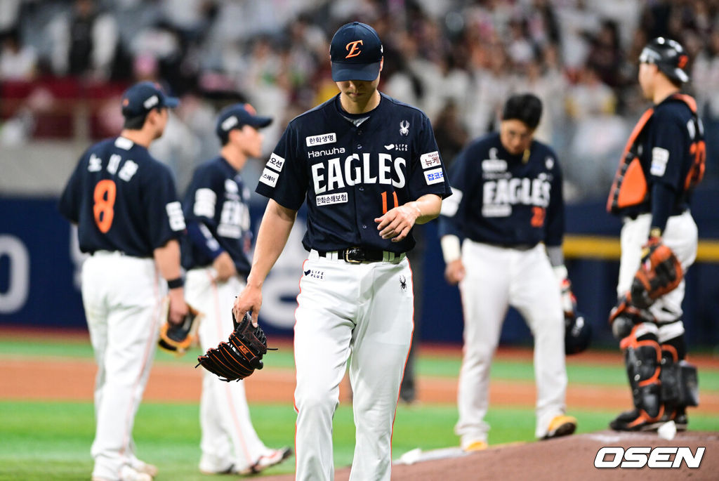 9일 오후 서울 고척스카이돔에서 2025 신한 SOL Bank KBO리그 키움 히어로즈와 한화 이글스의 경기가 열린다.이날 홈팀 키움은 하영민을 원정팀 한화는 엄상백을 선발 투수로 내세웠다.4회말 2사 한화 엄상백이 교체되고 있다. 2025.05.09 /cej@osen.co.kr