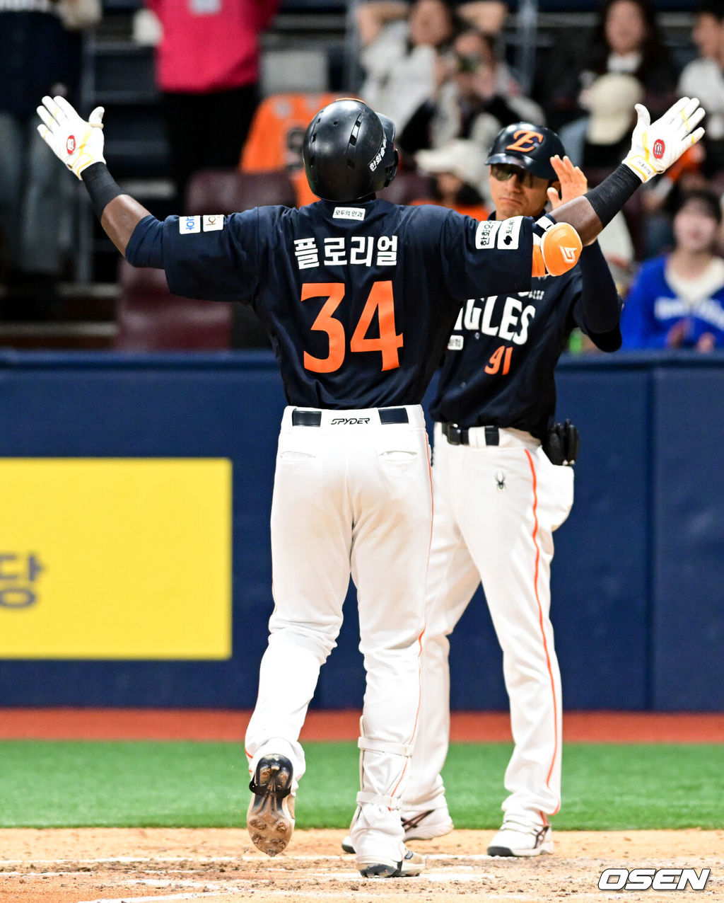 9일 오후 서울 고척스카이돔에서 2025 신한 SOL Bank KBO리그 키움 히어로즈와 한화 이글스의 경기가 열린다.이날 홈팀 키움은 하영민을 원정팀 한화는 엄상백을 선발 투수로 내세웠다.5회초 2사 한화 플로리얼이 우월 솔로 홈런을 날린 뒤 베이스를 돌고 있다. 2025.05.09 /cej@osen.co.kr