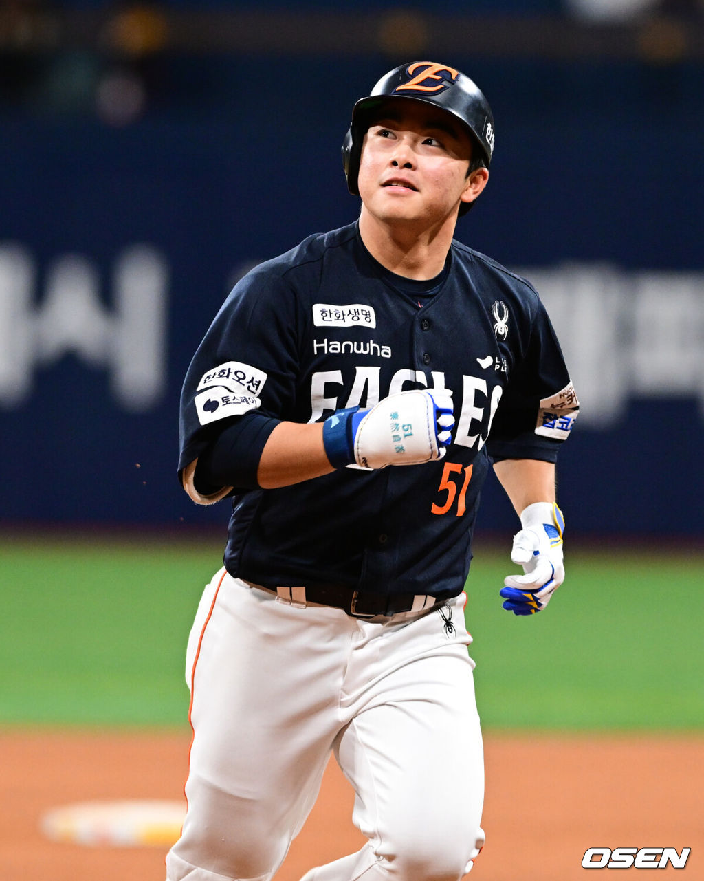 9일 오후 서울 고척스카이돔에서 2025 신한 SOL Bank KBO리그 키움 히어로즈와 한화 이글스의 경기가 열린다.이날 홈팀 키움은 하영민을 원정팀 한화는 엄상백을 선발 투수로 내세웠다.9회초 2사 한화 문현빈이 역전 솔로 홈런을 날린 뒤 베이스를 돌고 있다. 2025.05.09 /cej@osen.co.kr