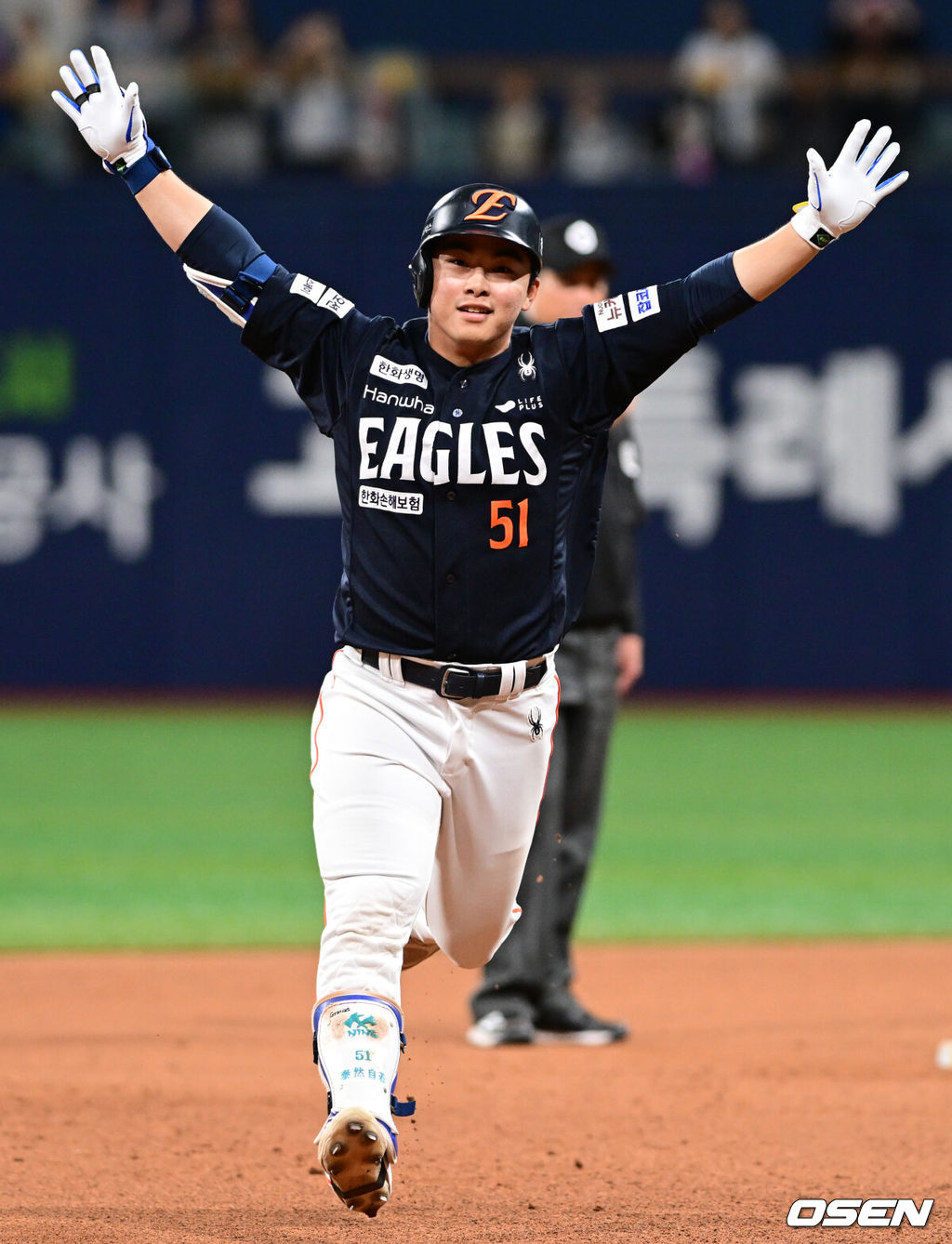 9일 오후 서울 고척스카이돔에서 2025 신한 SOL Bank KBO리그 키움 히어로즈와 한화 이글스의 경기가 열린다.이날 홈팀 키움은 하영민을 원정팀 한화는 엄상백을 선발 투수로 내세웠다.9회초 2사 한화 문현빈이 역전 솔로 홈런을 날리고 있다. 2025.05.09 /cej@osen.co.kr