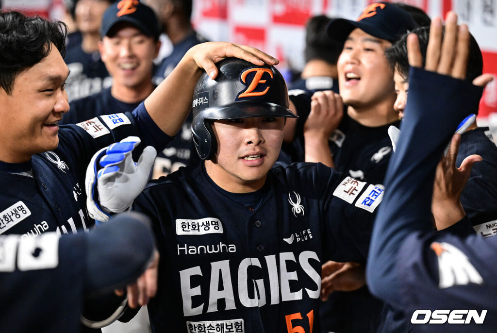 9일 오후 서울 고척스카이돔에서 2025 신한 SOL Bank KBO리그 키움 히어로즈와 한화 이글스의 경기가 열린다.이날 홈팀 키움은 하영민을 원정팀 한화는 엄상백을 선발 투수로 내세웠다.9회초 2사 한화 문현빈이 역전 솔로 홈런을 날린 뒤 축하를 받고 있다. 2025.05.09 /cej@osen.co.kr