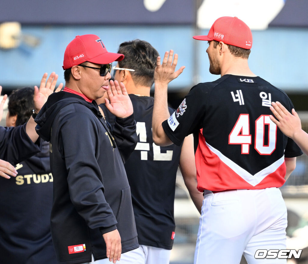 챔피언이 드디어 깨어난다. 프로야구 KIA 타이거즈는 20일 서울 잠실구장에서 열린 2025 신한 SOL뱅크 KBO리그 두산 베어스와의 시즌 3차전에서 6-2로 승리했다. KIA는 2연승을 달리며 주중 KT 위즈 3연전에 이어 2연속 위닝시리즈에 성공했다. 시즌 11승 12패. 반면 2연패에 빠진 두산은 9승 13패가 됐다. 경기 종료 후 KIA 이범호 감독이 네일과 승리의 기쁨을 나누고 있다. 2025.04.20 /sunday@osen.co.kr