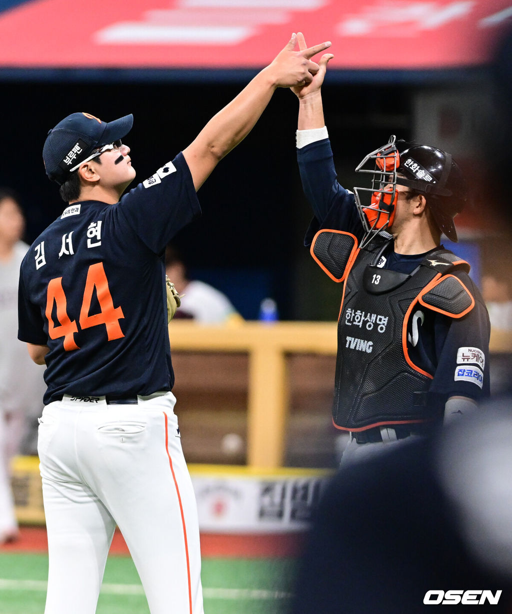 프로야구 한화 이글스가 26년 만에 10연승에 성공했다. 한화는 9일 서울 고척스카이돔에서 열린 ‘2025 신한은행 SOL Bank KBO리그’ 키움 히어로즈와의 경기에서 7-5 역전승을 거두고 10연승을 질주했다. 한화가 10연승을 기록한 것은 한화가 유일하게 한국시리즈 우승을 차지한 1999년 9월 24일 현대전부터 10월 5일 삼성전까지 10연승을 기록한 이후 26년 만이다.한화 김서현, 최재훈 배터리가 10연승을 거두며 기뻐하고 있다. 2025.05.09 /cej@osen.co.kr