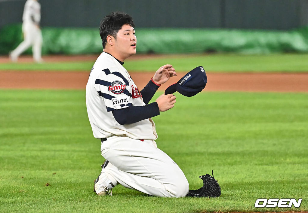 6일 부산 사직야구장에서 2024 신한 SOL 뱅크 KBO 리그 롯데 자이언츠와 삼성 라이온즈의 경기가 열렸다. 홈팀 롯데는 김진욱이 선발 출전하고 삼성은 육선엽이 선발 출전했다.롯데 자이언츠 한현희가 8회초 1사 1루 삼성 라이온즈 양도근에게 번트 안타를 내주고 아쉬워하고 있다. 2024.09.06 / foto0307@osen.co.kr