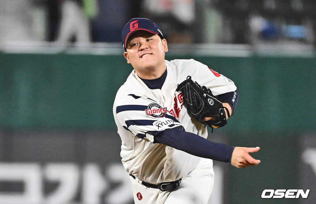 29일 부산 사직야구장에서 2024 신한 SOL 뱅크 KBO 리그 롯데 자이언츠와 한화 이글스의 경기가 열렸다. 홈팀 롯데는 윌커슨이 선발 출전하고 한화는 바리아가 선발 출전했다.롯데 자이언츠 한현희가 역투하고 있다. 2024.08.29 /
