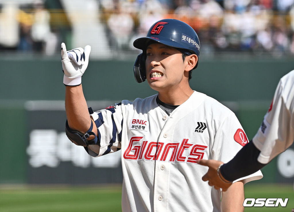 4일 부산 사직야구장에서 2025 신한 SOL 뱅크 KBO 리그 롯데 자이언츠와 NC 다이노스의 경기가 열렸다. 홈팀 롯데는 반즈, 방문팀 NC는 김녹원이 선발 출전했다.롯데 자이언츠 황성빈이 4회말 1사 1,2루 중견수 오른쪽 안타를 치고 세리머니를 하고 있다. 2025.05.04 / foto0307@osen.co.kr