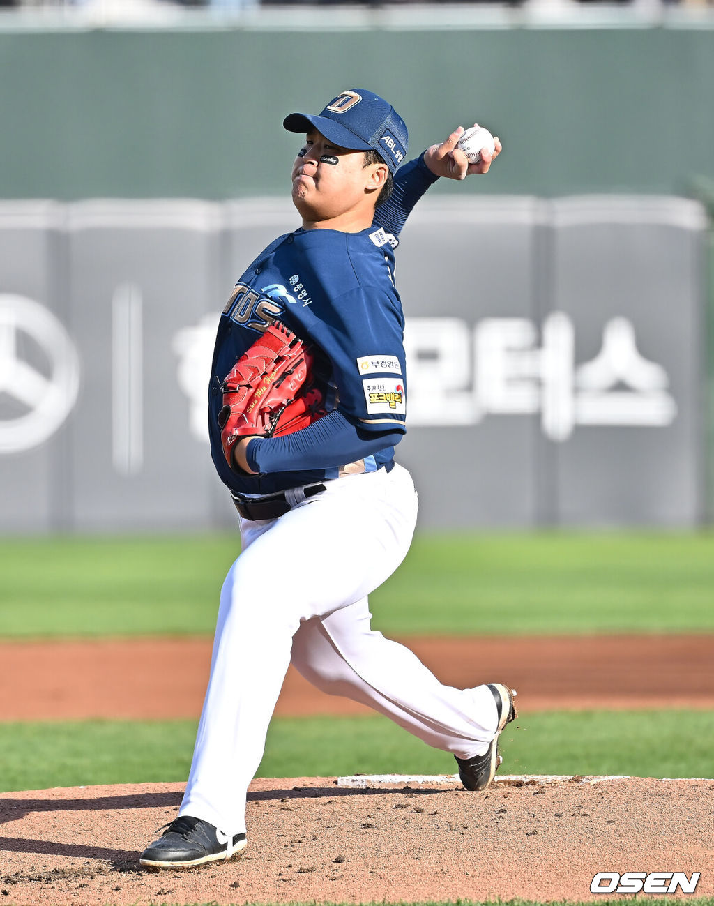 3일 부산 사직야구장에서 2025 신한 SOL 뱅크 KBO 리그 롯데 자이언츠와 NC 다이노스의 경기가 열린다. 홈팀 롯데는 박진, 방문팀 NC는 신민혁이 선발 출전한다.NC 다이노스 선발 투수 신민혁이 역투하고 있다. 2025.05.03 / foto0307@osen.co.kr