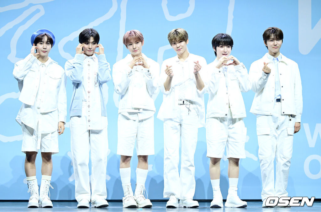 4일 오후 서울 한남동 블루스퀘어 마스터카드홀에서  ‘NCT WISH’(엔시티 위시) 데뷔 기념 쇼케이스가 열렸다.타이틀 곡 ‘WISH’는 올드스쿨 힙합을 기반으로 한 미디엄 템포의 댄스 곡으로, 다이내믹하고 파워풀한 구성의 안무와 소원을 비는 포인트 제스처 등이 어우러진 퍼포먼스는 곡의 분위기와 어울리는 힘차고 패기 넘치는 매력을 느낄 수 있다.NCT WISH(엔시티 위시)가 포토타임을 하고 있다. 2024.03.04 / dreamer@osen.co.kr