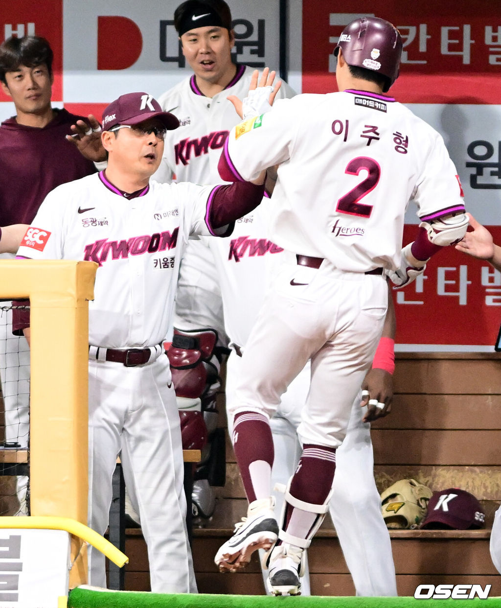 9일 오후 서울 고척스카이돔에서 2025 신한 SOL Bank KBO리그 키움 히어로즈와 한화 이글스의 경기가 열린다.이날 홈팀 키움은 하영민을 원정팀 한화는 엄상백을 선발 투수로 내세웠다.1회말 1사 키움 이주형이 달아나는 솔로 홈런을 날린 뒤 홍원기 감독의 축하를 받고 있다. 2025.05.09 /cej@osen.co.kr