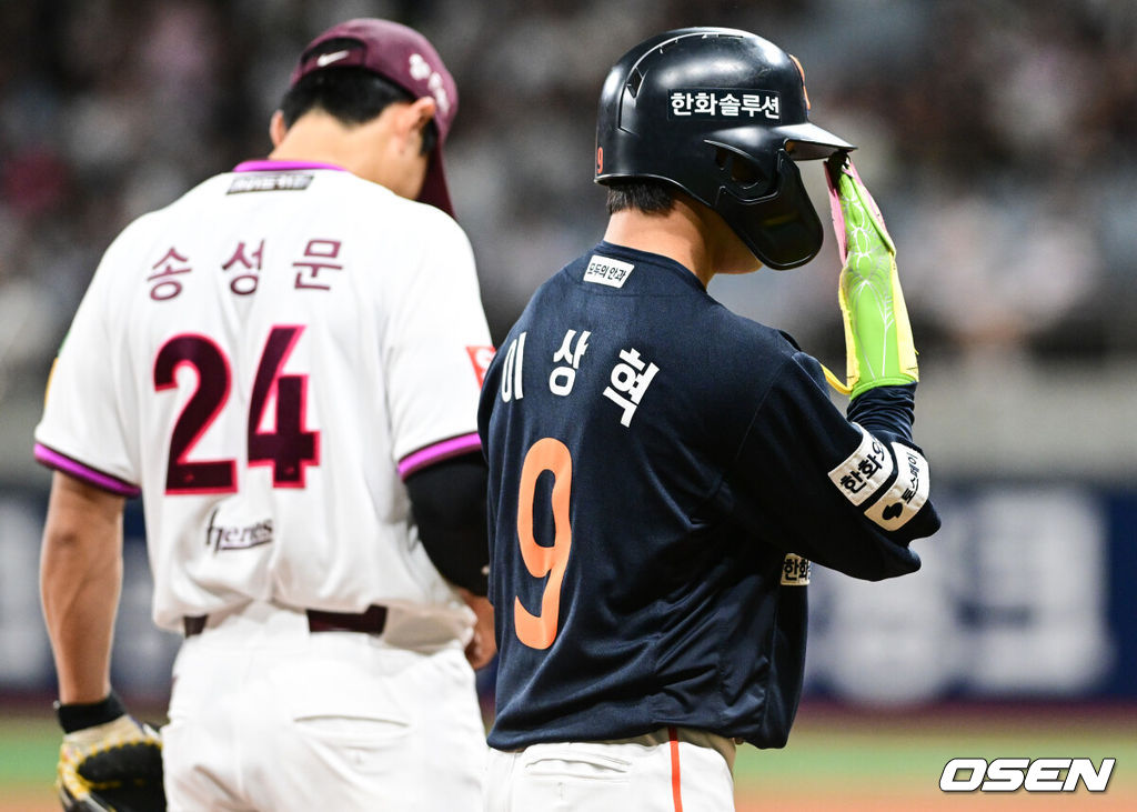 9일 오후 서울 고척스카이돔에서 2025 신한 SOL Bank KBO리그 키움 히어로즈와 한화 이글스의 경기가 열린다.이날 홈팀 키움은 하영민을 원정팀 한화는 엄상백을 선발 투수로 내세웠다.8회초 1사 1루 한화 최재훈의 우익선상 2루타에 1루주자 이상혁이 3루에서 멈춰선 뒤 아쉬워하고 있다. 2025.05.09 /cej@osen.co.kr