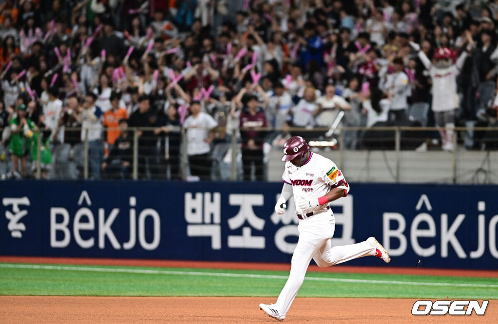 9일 오후 서울 고척스카이돔에서 2025 신한 SOL Bank KBO리그 키움 히어로즈와 한화 이글스의 경기가 열린다.이날 홈팀 키움은 하영민을 원정팀 한화는 엄상백을 선발 투수로 내세웠다.4회말 키움 푸이그가 김태진에 이어 백투백 홈런을 날린 뒤 베이스를 돌고 있다. 2025.05.09 /cej@osen.co.kr