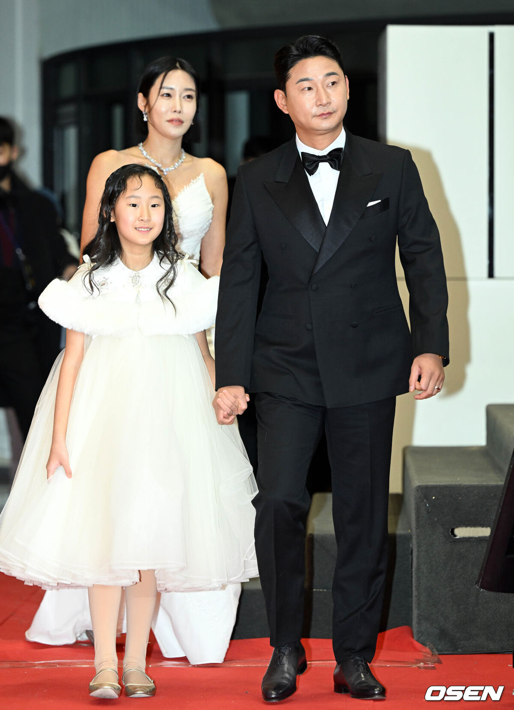 24일 오후 서울 영등포구 KBS홀에서 2022 KBS 연예대상이 열렸다.전 축구선수 이천수, 아내 심하은, 딸 이주은이 포즈를 취하고 있다. 2022.12.24 /cej@osen.co.kr