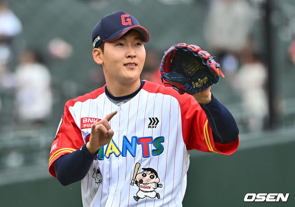 21일 부산 사직구장에서 2024 신한 SOL 뱅크 KBO 리그 롯데 자이언츠와 KT 위즈의 더블헤더 1차전 경기가 열렸다. 전날 취소된 경기 더블헤더 1차전에 롯데는 윌커슨을 KT는 쿠에바스를 선발로 내세웠다.롯데 자이언츠 최준용이 미소짓고 있다. 2024.04.21 / foto0307@osen.co.kr