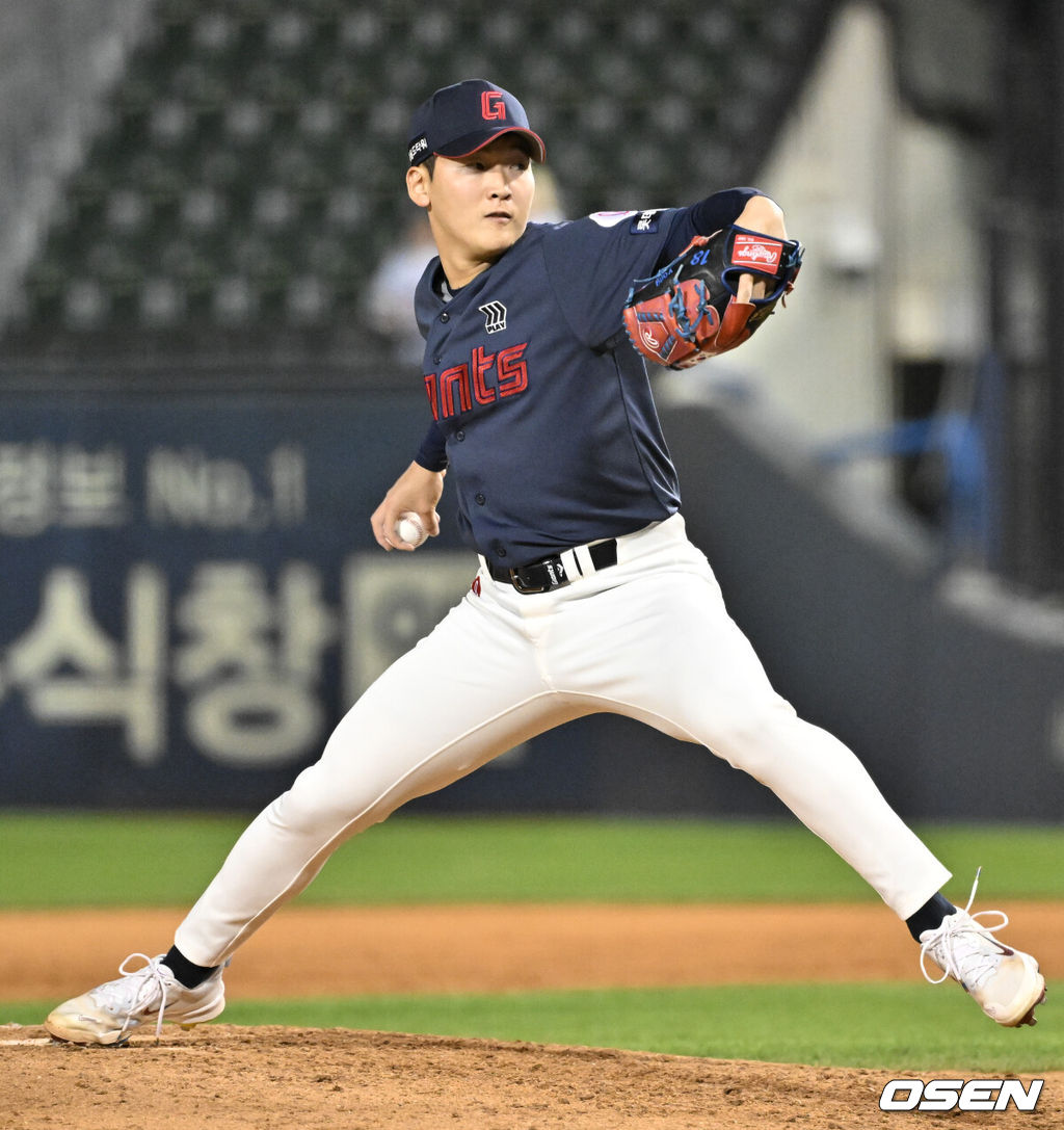 18일 오후 서울 잠실야구장에서 ‘2024 신한 SOL Bank KBO리그’ LG 트윈스와 롯데 자이언츠의 경기가 열렸다.홈팀 LG 선발 투수는 켈리다. 올 시즌 4경기에서 1승 1패 평균자책점 2.88을 기록하고 있다. 원정팀 롯데는 선발 투수 박세웅이 나선다. 올 시즌 4경기에서 1승 2패 평균자책점 6.52를 기록하고 있다8회말 롯데 최준용이 힘차게 공을 던지고 있다. 2024.04.18 /cej@osen.co.kr 