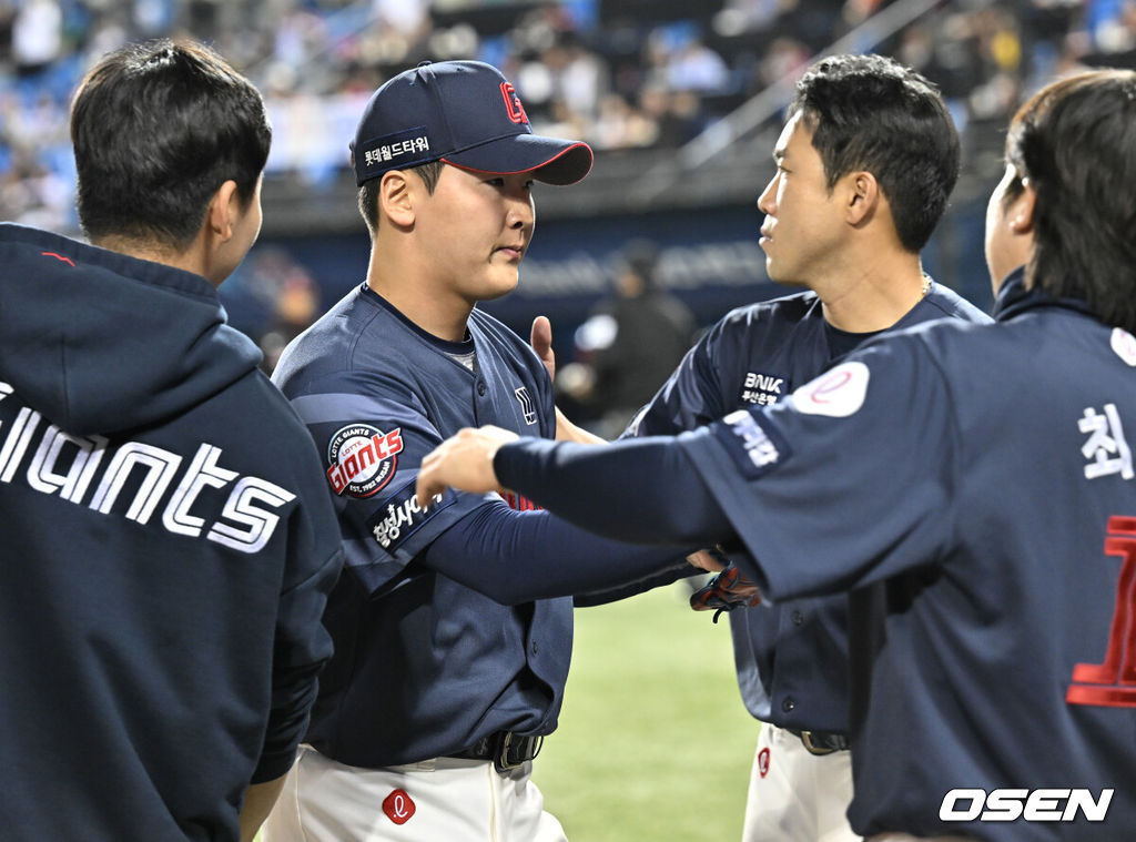 18일 오후 서울 잠실야구장에서 ‘2024 신한 SOL Bank KBO리그’ LG 트윈스와 롯데 자이언츠의 경기가 열렸다.홈팀 LG 선발 투수는 켈리다. 올 시즌 4경기에서 1승 1패 평균자책점 2.88을 기록하고 있다. 원정팀 롯데는 선발 투수 박세웅이 나선다. 올 시즌 4경기에서 1승 2패 평균자책점 6.52를 기록하고 있다8회말 삼자범퇴로 이닝을 마친 롯데 최준용이 더그아웃으로 향하고 있다. 2024.04.18 /cej@osen.co.kr 