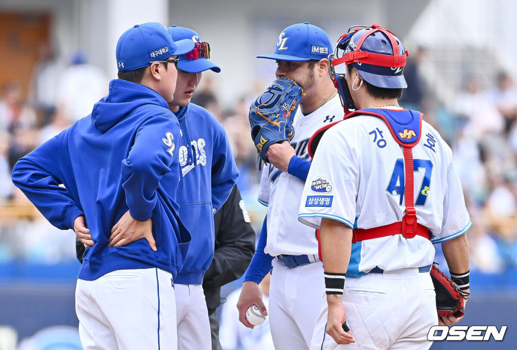 10일 대구삼성라이온즈파크에서 2025 신한 SOL 뱅크 KBO 리그 삼성 라이온즈와 LG 트윈스의 경기가 열렸다. 홈팀 삼성은 후라도가, 방문팀 LG는 손주영이 선발 출전했다. 삼성 라이온즈 선발 투수 후라도가 1회초 1사 만루 LG 트윈스 김현수에게 2타점 적시타를 맞고 강영식 코치와 얘기하고 있다. 2025.05.10 / foto0307@osen.co.kr