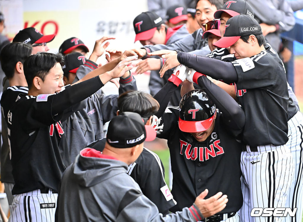 10일 대구삼성라이온즈파크에서 2025 신한 SOL 뱅크 KBO 리그 삼성 라이온즈와 LG 트윈스의 경기가 열렸다. 홈팀 삼성은 후라도가, 방문팀 LG는 손주영이 선발 출전했다. LG 트윈스 문보경이 5회초 1사 우중월 솔로 홈런을 치고 축하를 받고 있다. 2025.05.10 / foto0307@osen.co.kr
