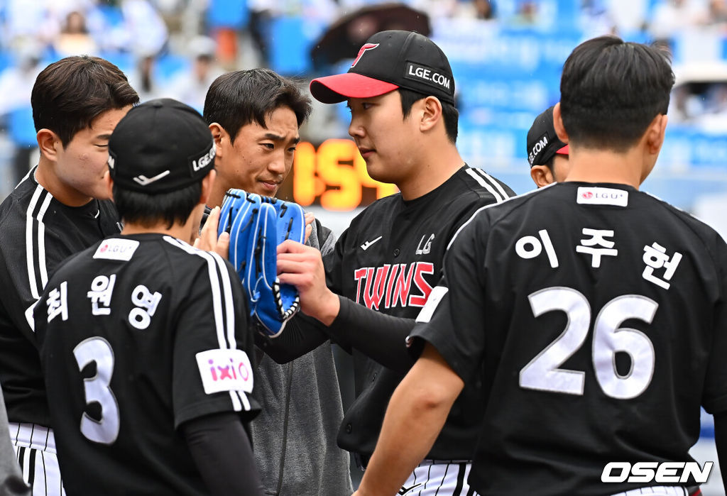 10일 대구삼성라이온즈파크에서 2025 신한 SOL 뱅크 KBO 리그 삼성 라이온즈와 LG 트윈스의 경기가 열렸다. 홈팀 삼성은 후라도가, 방문팀 LG는 손주영이 선발 출전했다. LG 트윈스 선발 투수 손주영이 6회말 수비를 무실점으로 막고 하이파이브를 하고 있다. 2025.05.10 / foto0307@osen.co.kr