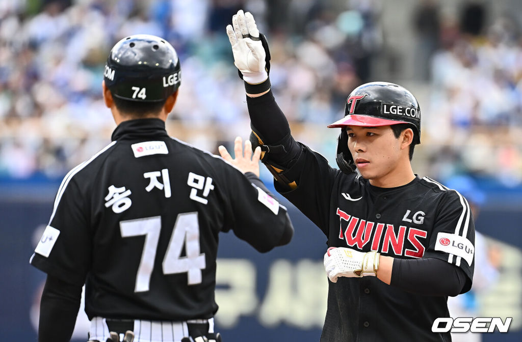 10일 대구삼성라이온즈파크에서 2025 신한 SOL 뱅크 KBO 리그 삼성 라이온즈와 LG 트윈스의 경기가 열렸다. 홈팀 삼성은 후라도가, 방문팀 LG는 손주영이 선발 출전했다. LG 트윈스 문성주가 8회초 1사 중견수 앞 안타를 치고 세리머니를 하고 있다. 2025.05.10 / foto0307@osen.co.kr