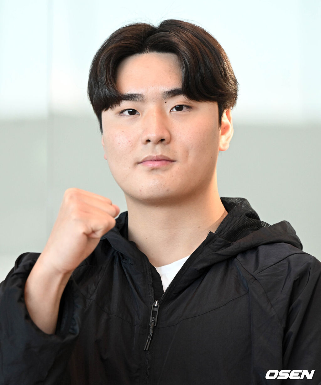 피츠버그와 계약한 심준석이 출국을 앞두고 포즈를 취하고 있다. 2023.01.24 /cej@osen.co.kr