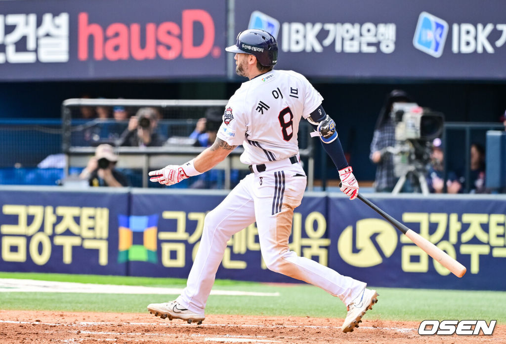 27일 오후 서울 잠실구장에서 ‘2025 신한 SOL BANK KBO리그’ 두산 베어스와 롯데 자이언츠의 경기가 진행됐다.이날 경기에서 두산은 최승용을, 롯데는 박진을 선발투수로 내세웠다.4회말 무사 1루 두산 케이브가 안타를 날리고 있다.   2025.04.27 / soul1014@osen.co.kr