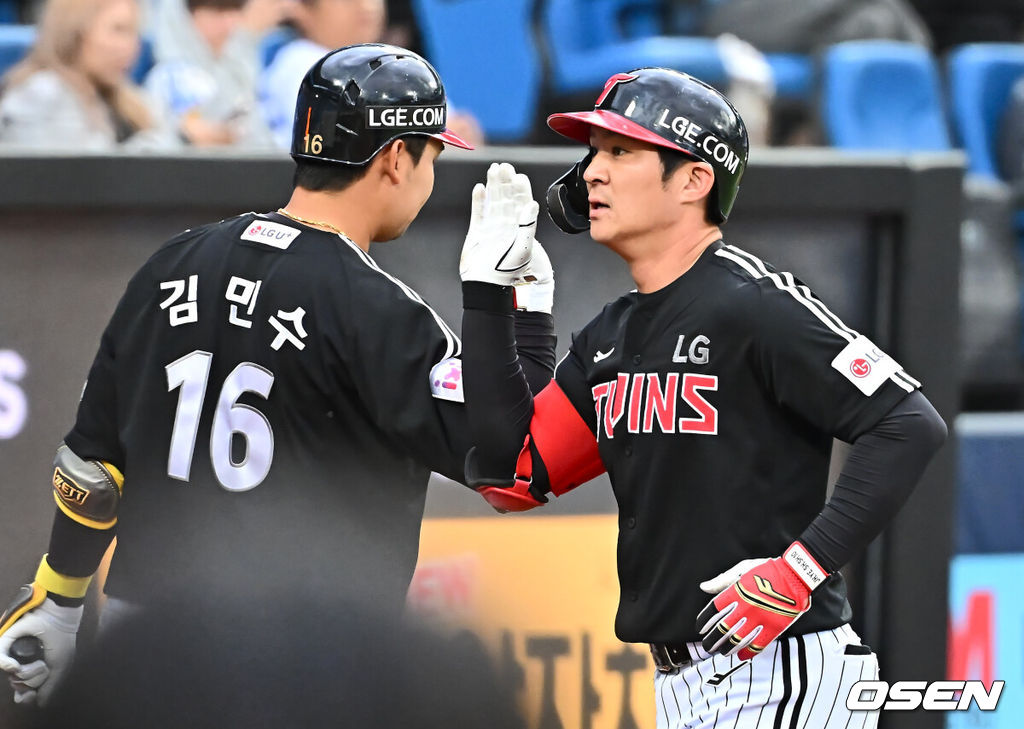 10일 대구삼성라이온즈파크에서 2025 신한 SOL 뱅크 KBO 리그 삼성 라이온즈와 LG 트윈스의 더블헤더 2차전 경기가 열렸다. 홈팀 삼성은 레예스가, 방문팀 LG는 임찬규가 선발 출전했다. LG 트윈스 오지환이 2회초 1사 우월 솔로 홈런을 치고 하이파이브를 하고 있다. 2025.05.10 / foto0307@osen.co.kr
