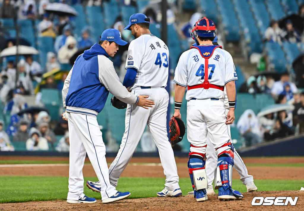 10일 대구삼성라이온즈파크에서 2025 신한 SOL 뱅크 KBO 리그 삼성 라이온즈와 LG 트윈스의 더블헤더 2차전 경기가 열렸다. 홈팀 삼성은 레예스가, 방문팀 LG는 임찬규가 선발 출전했다. 삼성 라이온즈 선발 투수 레예스가 5회초 교체되고 있다. 2025.05.10 / foto0307@osen.co.kr