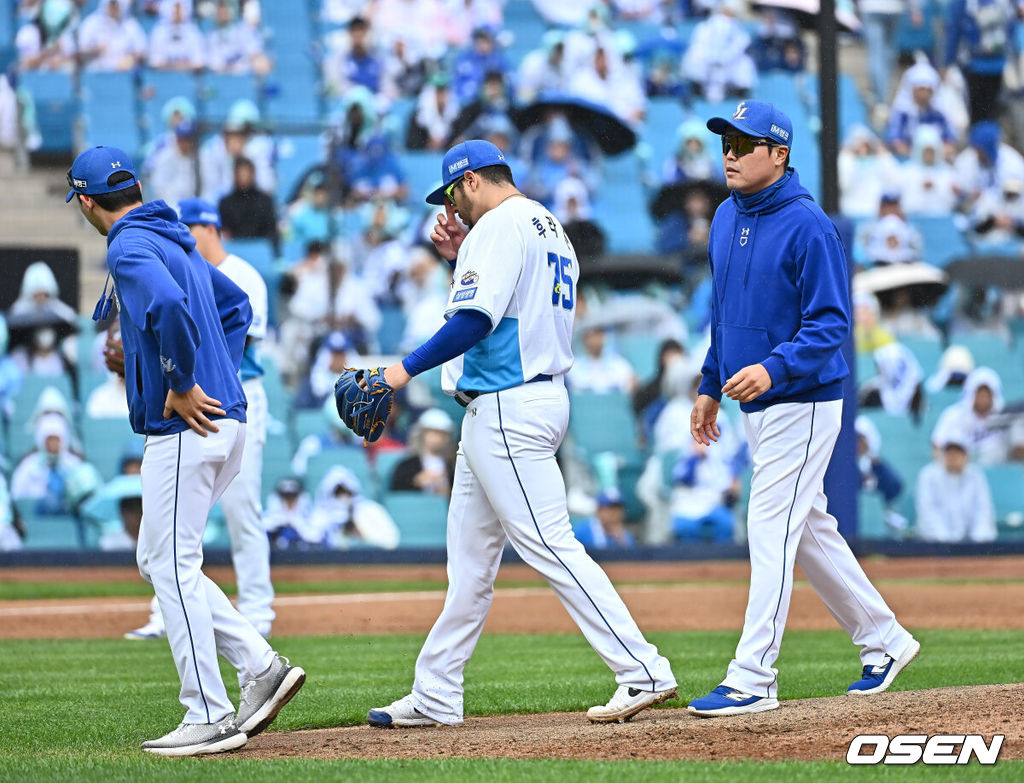 10일 대구삼성라이온즈파크에서 2025 신한 SOL 뱅크 KBO 리그 삼성 라이온즈와 LG 트윈스의 경기가 열렸다. 홈팀 삼성은 후라도가, 방문팀 LG는 손주영이 선발 출전했다. 삼성 라이온즈 선발 투수 후라도가 7회초 교체되고 있다. 2025.05.10 / foto0307@osen.co.kr